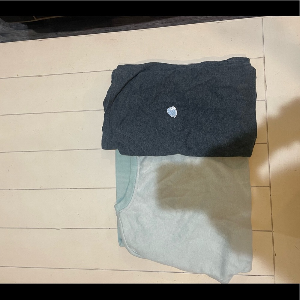 bundle of a t shirt and american eagle sweatshirt